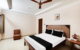 Hotel O Park Town Near Nehru Stadium